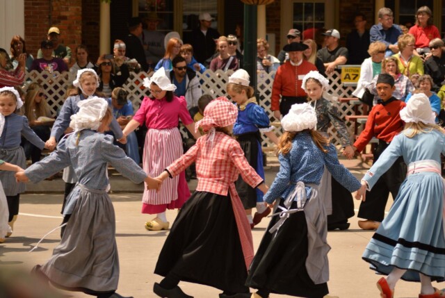 Kids dancing together.